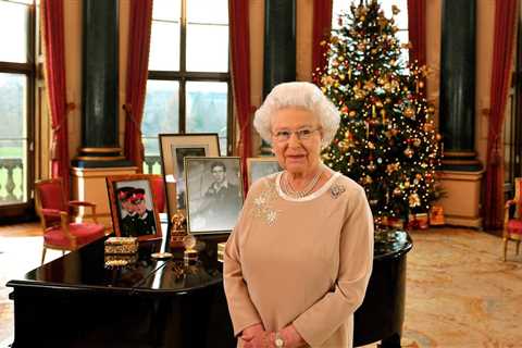 Queen Elizabeth Cancels Tradition Christmas Lunch Amid Health Concerns