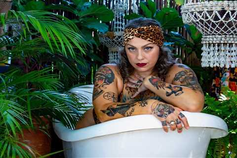 American Pickers’ Danielle Colby shares naked photo of herself in the bathtub as she teases new..