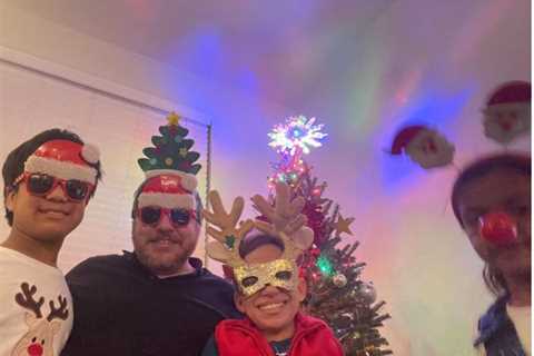 Little Couple’s Dr Jen Arnold, husband Bill Klein and kids celebrate Christmas in SUNGLASSES as..