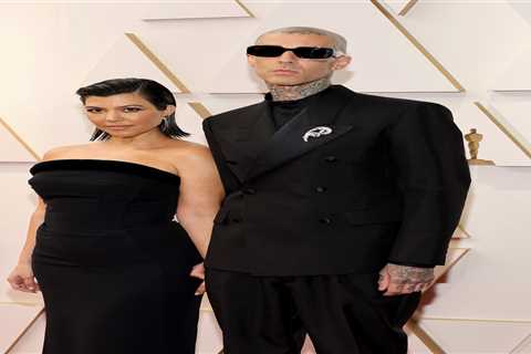 Kourtney Kardashian & fiancé Travis Barker MAKE OUT in major PDA for couple’s Oscars red carpet ..