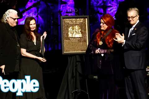 Naomi Judd Remembered by Daughters at Country Music Hall of Fame Ceremony | PEOPLE