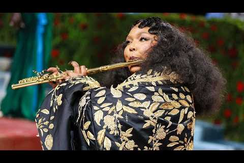 Met Gala 2022: Lizzo Plays Her Flute on the Carpet!