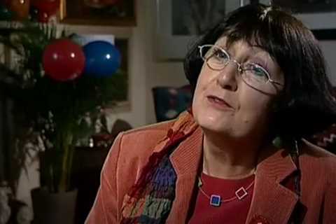 How old is Bargain Hunt’s Anita Manning?