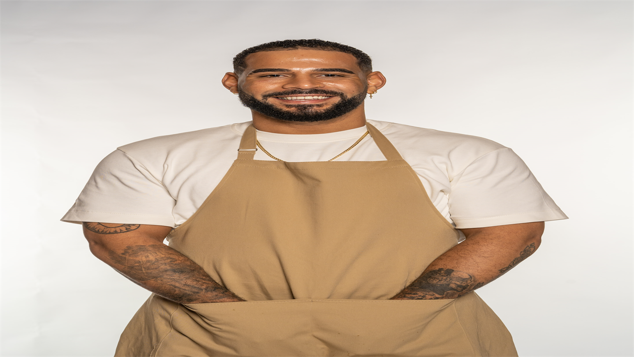 Bake Off’s Sandro drives fans wild as he strips topless – after sparking romance rumours with Rebs