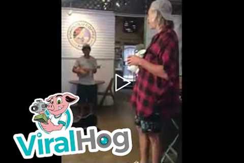 Coffee Shop Musician Sings Surprise Duet with Matisyahu without Knowing It || ViralHog