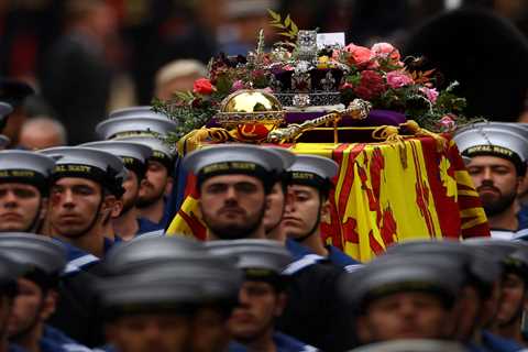 What is written on the note on the Queen’s coffin?