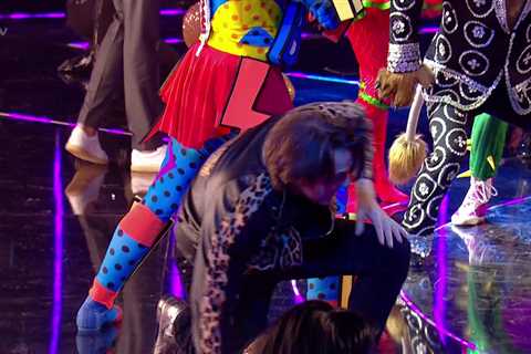 Masked Dancer viewers in hysterics at Jonathan Ross’ ‘dad dancing’ as he falls over on stage