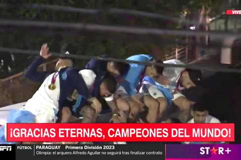 Power line nearly takes out Lionel Messi, Argentina players during World Cup parade