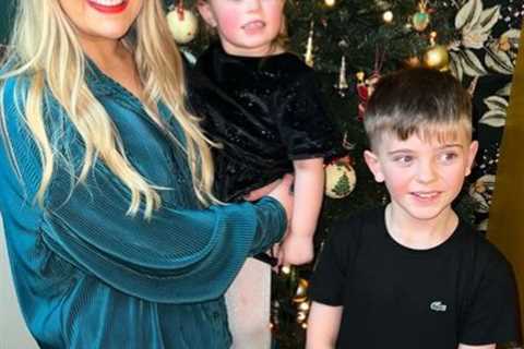 Gogglebox star Izzi Warner transforms into glam mum for Christmas snap with her kids