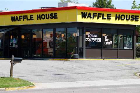 (WATCH) Brawl Erupts At Texas Waffle House, Turns Into A Straight-Up WWE Match With Chairs, Broken..