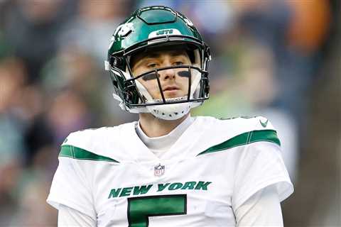 Jets quarterback Mike White limited at practice Thursday