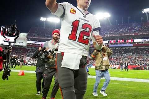 Tom Brady announces retirement in emotional video