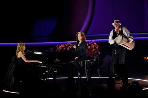 Sheryl Crow, Bonnie Raitt and Mick Fleetwood Pay Tribute to Christine McVie at 2023 Grammys With..