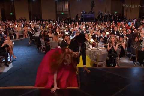 SAG Awards viewers shocked as Jessica Chastain falls down stairs in live TV moment