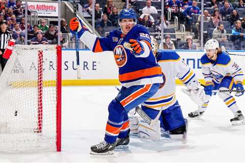 Islanders improve playoff hopes with key win over Sabres