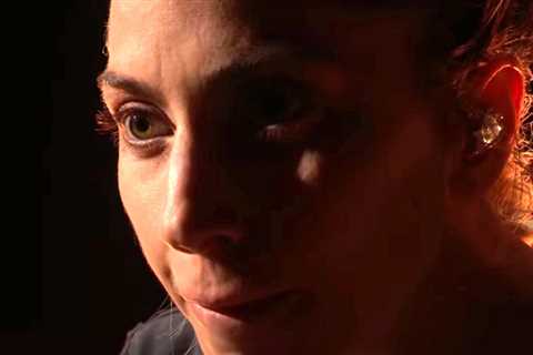 Lady Gaga's Oscars Performance Opened With A Big 'Ole Zoom On Her Seemingly Makeup-Free Face, And..