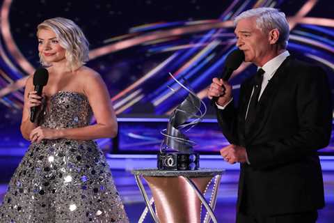 Dancing on Ice in chaos as hosts Holly Willoughby and Phillip Schofield are forced to delay show