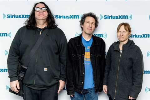 Yo La Tengo Dress in Drag at Nashville Show to Protest Tennessee’s Law Restricting Drag Performances