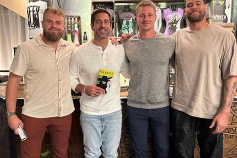 Aaron Rodgers sees ‘Wicked’ on Broadway with Jets teammates as NYC tour continues