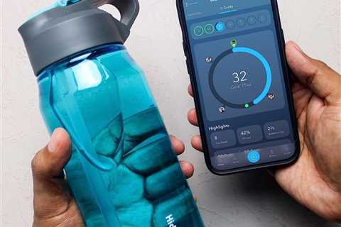 This $30 Smart Water Bottle Lights Up When It’s Time For You to Take a Drink