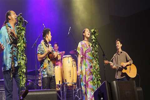 What are some of the benefits of attending a live performance of kalapana music?