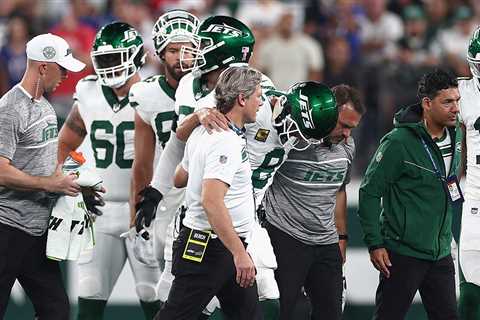 Aaron Rodgers Carried Off Field With Injury During First Career Jets Drive