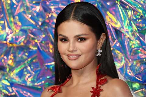 Selena Gomez Joins Coldplay For Surprise ‘Let Somebody Go’ Live Performance