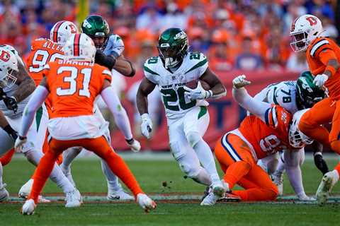 Jets hold on for dramatic win over Broncos to keep season’s hope alive