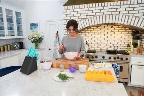 Selena Gomez’s Favorite Knife Set ‘Cuts Like Butter’ & It’s On Sale: Shop Here