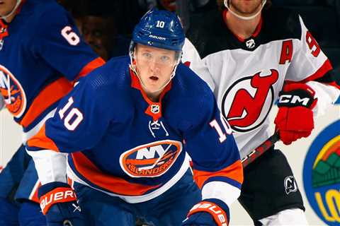 Simon Holmstrom expected to claim Islanders’ final spot after last-minute roster move