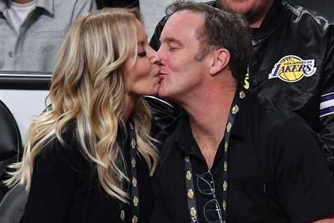 Jeanie Buss and comedian Jay Mohr kiss courtside at Lakers game