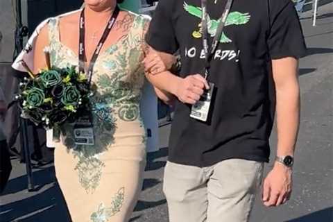 Eagles fans get married in parking-lot tailgate before Cowboys game