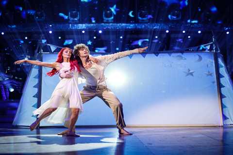 Strictly judges and Jeff Brazier moved to tears by Bobby's emotional tribute dance to late mum Jade ..