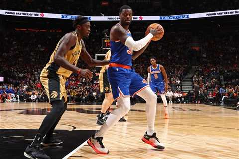 Julius Randle thrives for Knicks despite dealing with knee soreness