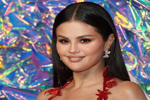 Selena Gomez Poses for Cozy Photo With Benny Blanco on New Year’s Weekend