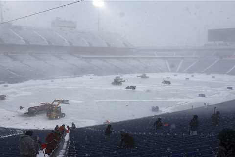 Bills urge shovelers to obey travel ban as snow pounds Buffalo before playoff game