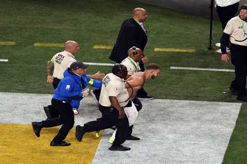 Two arrested after streaking during Super Bowl 2024