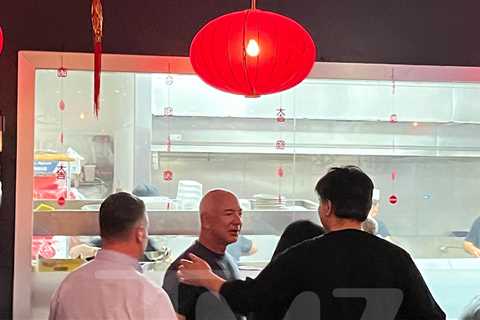 Jeff Bezos, Lauren Sanchez Dine at Strip Mall Chinese Restaurant