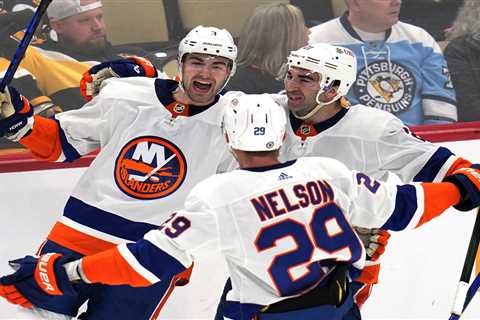 Islanders bounce back behind power play for OT win over Penguins to end losing streak