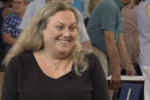 Antiques Roadshow Guest Screams After Discovering the True Value of Inherited Jewelry