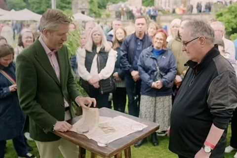 Guest on Antiques Roadshow Shocked by Value of 'Gold Dust' Print