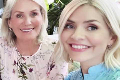 Holly Willoughby's Heartwarming Mother's Day Tribute to Lookalike Mum