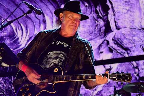 Neil Young Grudgingly Returns to Spotify