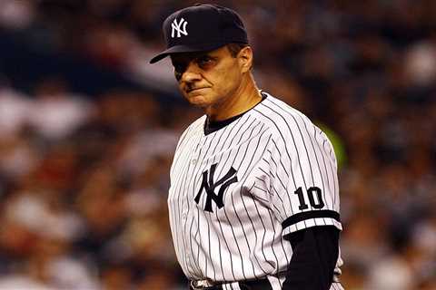 Joe Torre dons Yankees’ full uniform for first time since he was manager