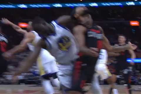 Draymond Green Wraps Arm Around Patty Mills' Neck During Game