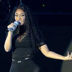 Nicki Minaj Deflects a Bracelet Hurled on Stage by a Fan & Throws It Right Back: Watch