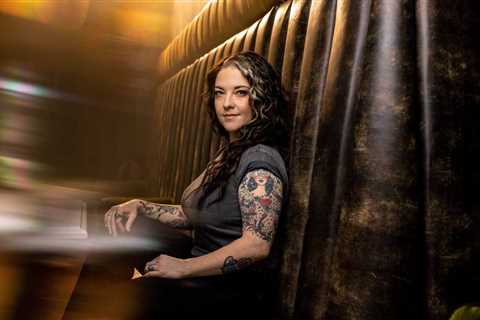 Ashley McBryde Talks Wrestling With Outside Voices – And Kicking ‘Ass’ – In ‘The Devil I Know’