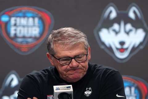 Geno Auriemma, UConn legends irate over controversial March Madness foul: ‘How to ruin the game’