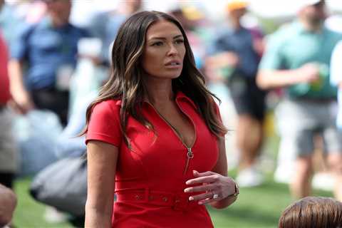 Paulina Gretzky shares revealing photo from Singapore as she gives intimate peek at LIV Golf trip