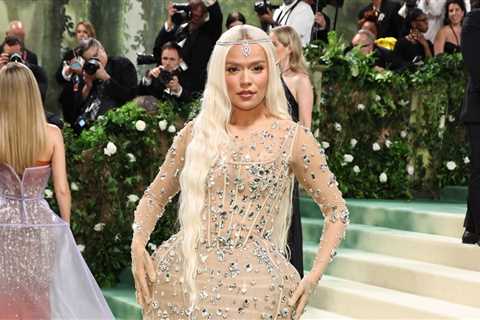 Karol G se transforma en hada para su debut en la Met Gala, impacta en vestido de Marc Jacobs